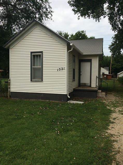 Main Level 3 bedrooms and 2 bathrooms for a comfortable living space. . Houses for rent in salina ks